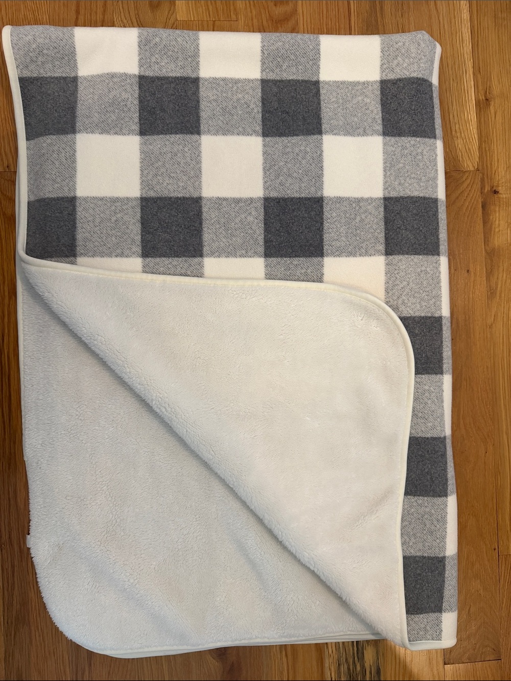 UNIQLO Fleece Reversible Blanket Cozy Grey Check